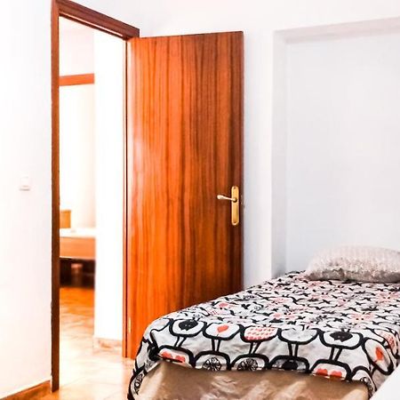 Room In Malaga Center, Homestay "Window To Road" - Habitacion En Apartamento, Ventana A La Careterra! Экстерьер фото