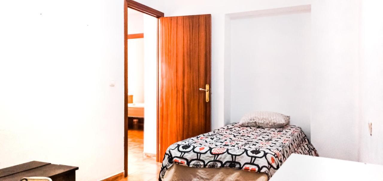 Room In Malaga Center, Homestay "Window To Road" - Habitacion En Apartamento, Ventana A La Careterra! Экстерьер фото